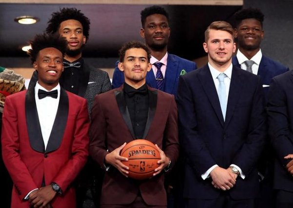 Pelinka: Ayton là trung tâm khởi đầu của đội Chung kết, phù hợp với tầm nhìn của chúng tôi cho Giải vô địch